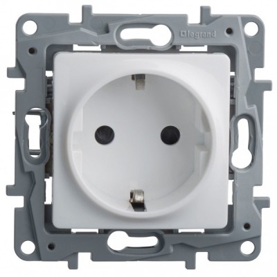 Розетка силовая Legrand Etika 2K+3 со шторками, на винтах, белая 672222