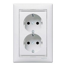 Розеточный блок Legrand Valena Classic 2x2K+3 на винтах, белая 774400