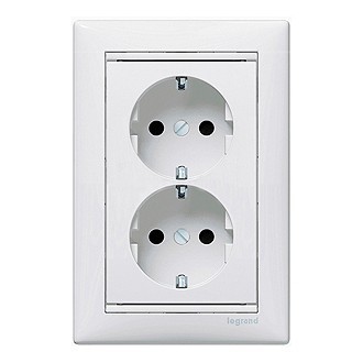 Розеточный блок Legrand Valena Classic 2x2K+3 на винтах, белая 774400